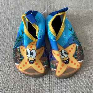 Unisex Starfish water shoes baby/toddler size 4